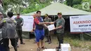 Perwakilan Perum Perhutani secara simbolis memberikan logistik dan obat-obatan untuk warga terdampak banjir di Desa Kalong Sawah Kecamatan Jasinga, Kabupaten Bogor, Sabtu (4/1/2020). Bantuan berupa makanan siap santap, sembako, obat-obatan, selimut dan alat-alat rumah tangga. (Liputan6.com/HO/Iqbal)