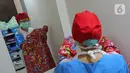 dr. J. Mila Hardiani C memakai Gown di ruang ganti anak  di RSIA Tambak, Jakarta, Kamis (18/6/2020). Dokter menggunakan APD lengkap tingkat II bertema khusus tersebut saat memeriksa pasien anak. (Liputan6.com/Herman Zakharia)