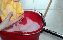 Tips Ampuh Mengatasi Lantai Berminyak dan Lengket, Cuma Pakai 2 Bahan Dapur