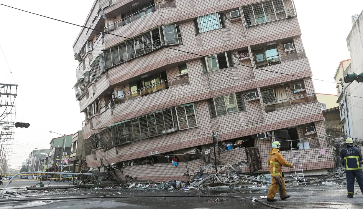Sebuah bangunan yang rusak terlihat setelah gempa 6,4 SR mengguncang Tainan, Taiwan Selatan (6/2). Gempa terjadi pukul 4 subuh tadi telah menghancurkan beberapa apartemen di kawasan Wei Guan, Tainan, Taiwan. (REUTERS/Stringer)