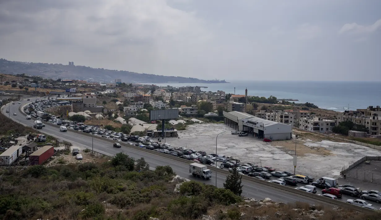 Pemandangan dari sebuah pompa bensin di jalan raya utama saat mobil datang dari segala arah untuk mencoba dan mengisi tangki mereka dengan bensin, di kota pesisir Jiyeh, Jumat (3/9/2021).  Lebanon sedang bergulat dengan krisis ekonomi dan keuangan terburuk dalam sejarah modernnya. (AP/ Hassan Ammar)