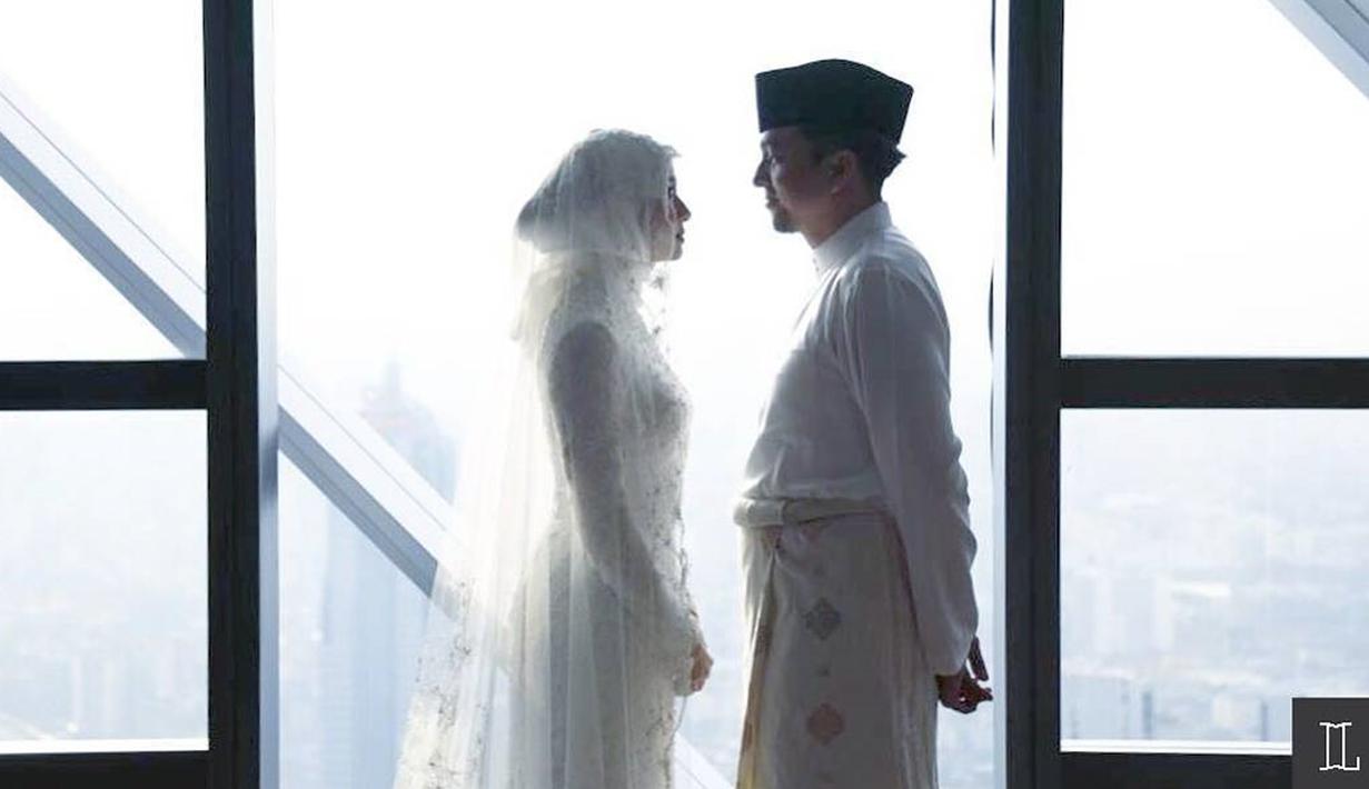 Pernikahan artis Laudya Cynthia Bella dengan lelaki asal malaysia yang bernama Engku Emran. Pengusaha asal Malaysia, Engku Emran telah resmi meminang kekasih hatinya, Laudya Cynthia Bella pada Jumat (8/9/2017). (instagram/theleonardi)