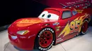 Mobil Lightning McQueen dari film Disney Pixar "Cars 3"  ditampilkan dalam ajang North American International Auto Show (NAIAS) 2017 di Detroit, Michigan, Selasa (10/1). (AFP Photo/JIM WATSON)