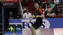 Pebulutangkis PB Djarum, Kevin Sanjaya, mengganti raket saat pertandingan melawan wakil PBAD di Britama Arena, Jakarta, Rabu (19/12). Kevin Sanjaya/ Akbar Bintang menang 21-9 21-17 atas Aji Firmansyah/Briliant Rachmat. (Bola.com/M Iqbal Ichsan)