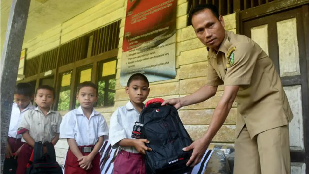 Bantuan alat sekolah dari Presiden Jokowi.
