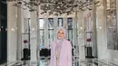 Tetap modis dengan modest wear. Dara Arafah terlihat memadukan gamis nuansa warna krem dengan blazer ungu dan hijab bermotif warna senada. (Instagram/ daraarafah)..