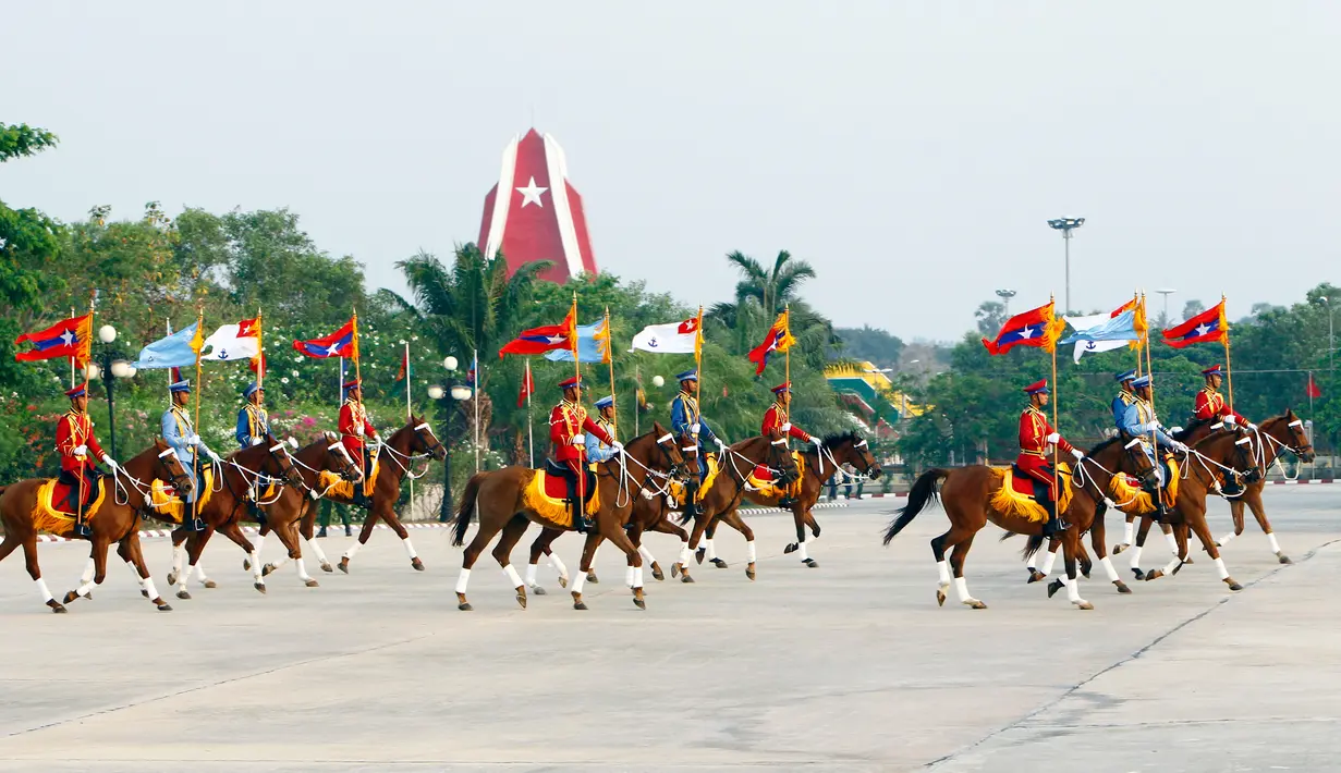 Perwira militer berkuda Myanmar berdiri di barisan selama parade untuk memperingati Hari Angkatan Bersenjata ke-73 di Naypyitaw, Selasa (27/3). Angkatan bersenjata Myanmar menampilkan kekuatannya dalam parade militer (AP Photo/Aung Shine Oo)