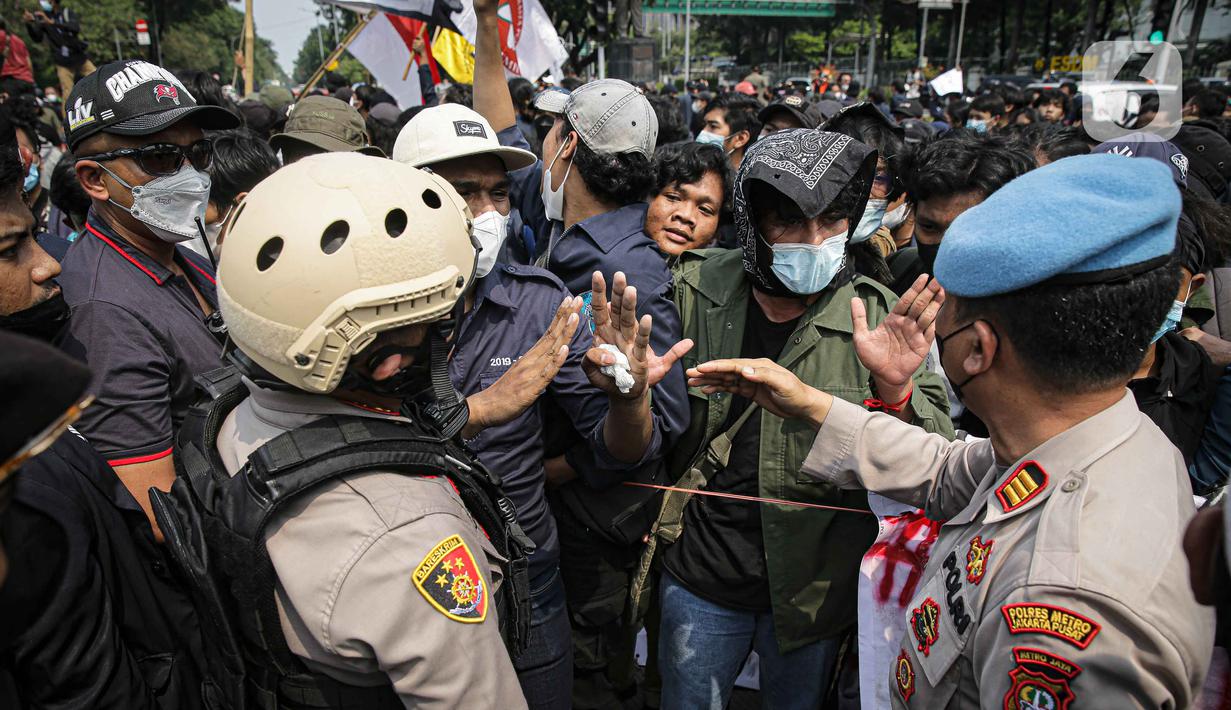 Massa Aliansi BEM SI berselisih dengan polisi saat menggelar aksi peringatan evaluasi dua tahun Kabinet Indonesia Maju di kawasan Patung Kuda, Jakarta, Kamis (21/10/2021). Aksi ini bentuk penyampaian aspirasi dan kritik atas kinerja pemerintahan Jokowi-Ma'ruf Amin. (Liputan6.com/Faizal Fanani)