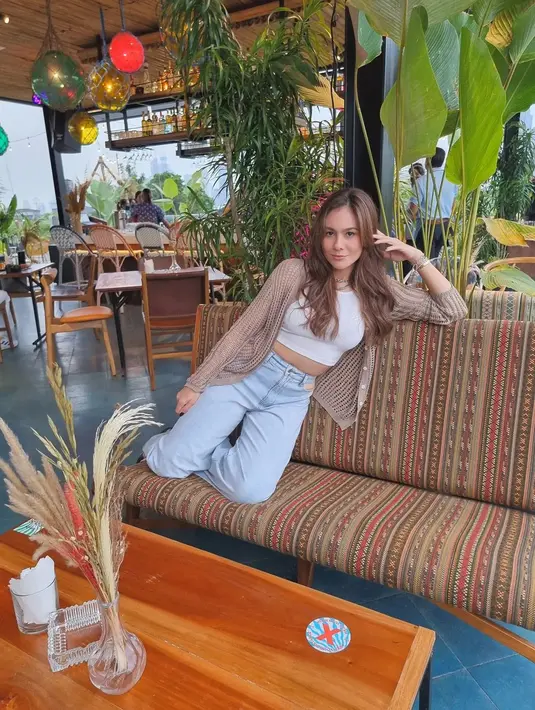 Crop top bisa jadi outfit untuk hangout bersama teman. Wulan Guritno pun juga melakukan hal serupa dengan mengenakan crop top putih yang dipadukan dengan jeans dan knitted outer. [instagram/wulanguritno]