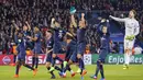 Selebrasi para Pemain PSG setelah mengalahkan Barcelona 4-0 pada babak 16 besar Liga Champions  di Parc des Princes stadium, Paris, (14/2/2017).(AP/Francois Mori)