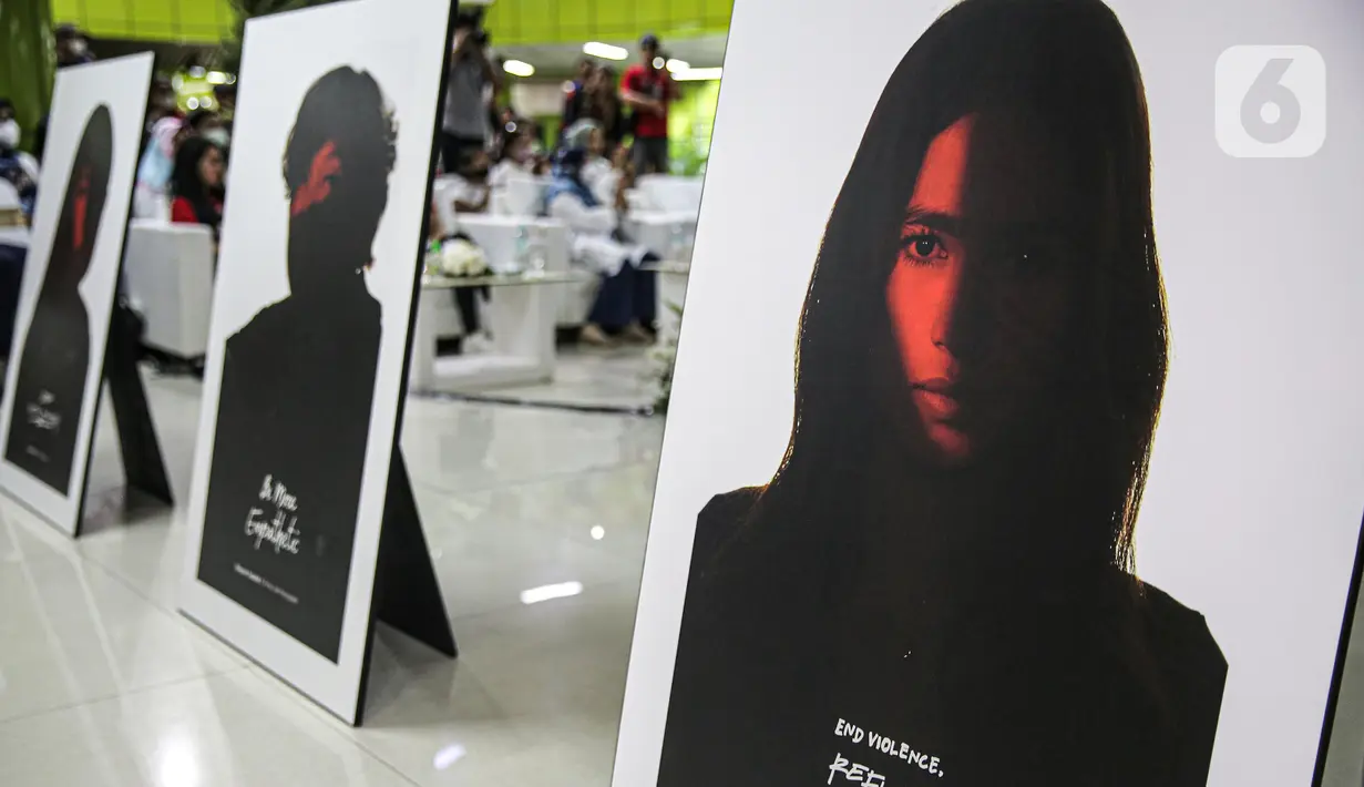 Sejumlah foto terkait kampanye Hari Anti Kekerasan Terhadap Perempuan dipamerkan di Hall Stasiun Gambir, Jakarta, Jumat (9/12/2022). Sebanyak 16 karya foto dipamerkan di Hall Stasiun Gambir untuk memperingati Hari Anti Kekerasan Terhadap Perempuan. (Liputan6.com/Faizal Fanani)
