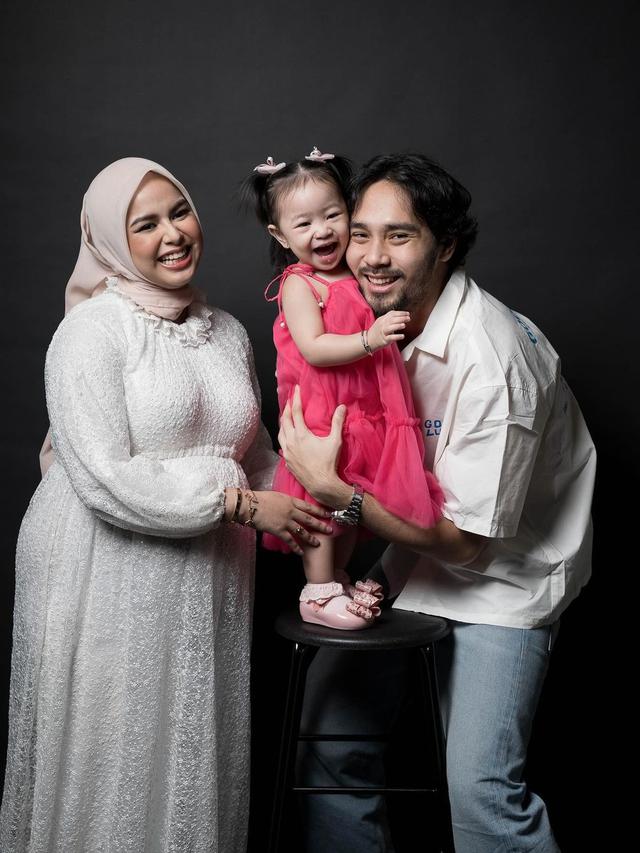 6 Potret Maternity Shoot Istri Megantara, Menawan dengan Baby Bump Besar