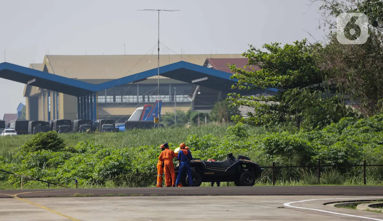 Anggota Polairud bersama tim SAR menunjukkan simulasi pencarian korban bencana saat perayaan HUT ke-69 Polairud di Mako Polairud, Pondok Cabe, Tangerang, Rabu (4/12/2019). Dalam simulasi tersebut turut dikerahkan helikopter hingga anjing K9. (Liputan6.com/Faizal Fanani)