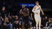 Selebrasi LeBron James saat Lakers melawan Jazz di lanjutan NBA (AP)
