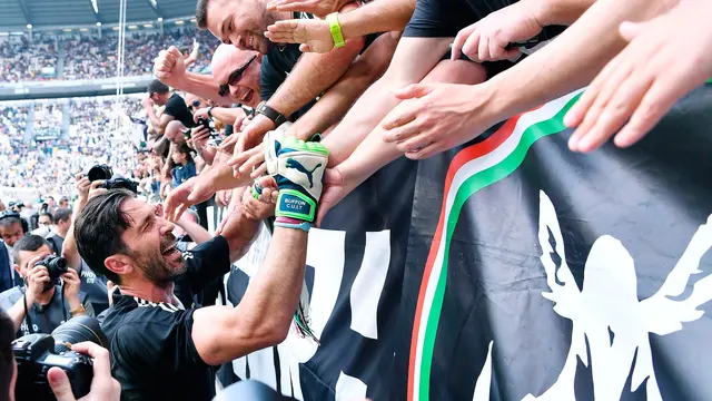 Pelukan Tifosi Juventus untuk Gianluigi Buffon