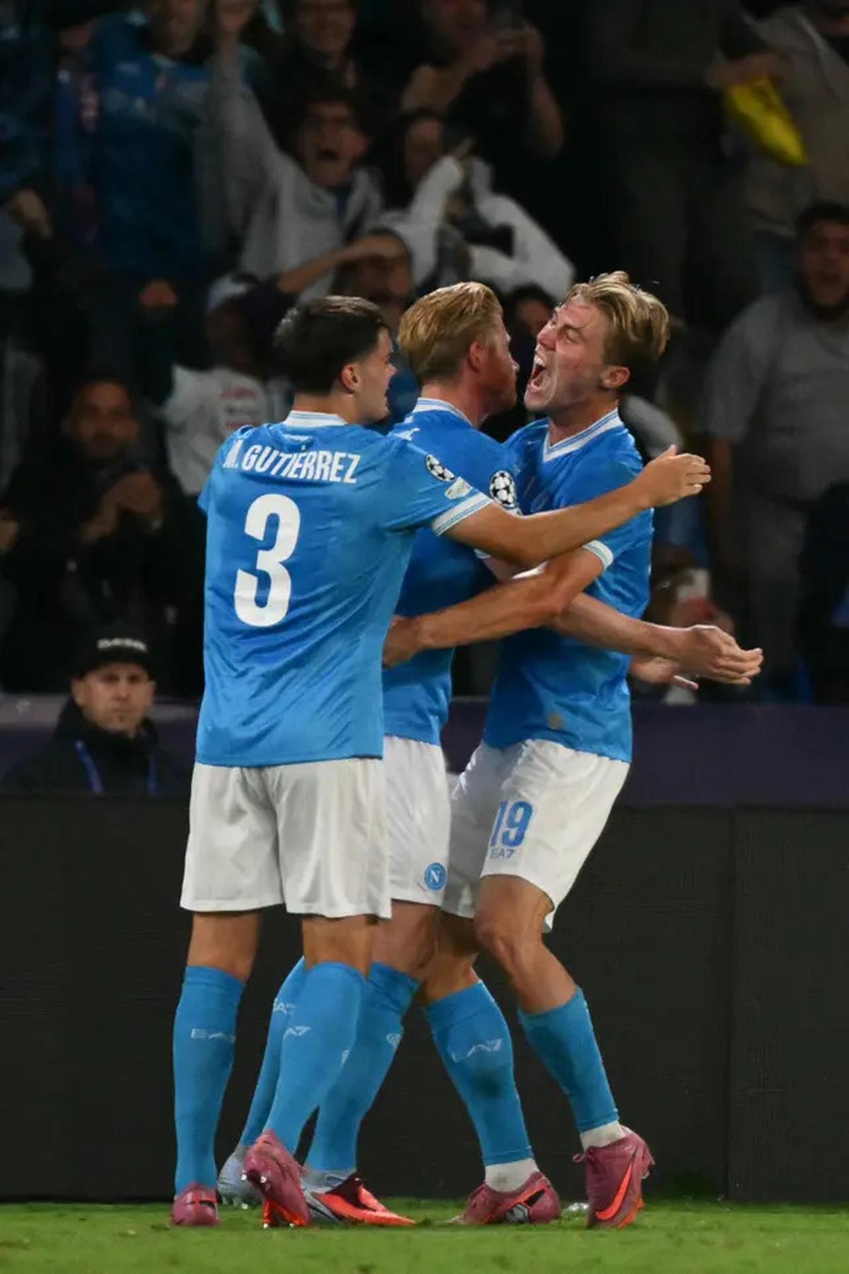 Rasmus Hojlund Ungkap Arti Selebrasi Menunjuk Badge Liga Champions, Bukan Sindir MU