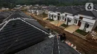 Pekerja menyelesaikan pembangunan rumah bersubsidi di Ciseeng, Bogor, Jawa Barat, Rabu (16/2/2021). PT Bank Tabungan Negara (Persero) Tbk. meyakini tahun ini menjadi tahun pemulihan bagi sektor properti khususnya rumah tapak. (Liputan6.com/Johan Tallo)