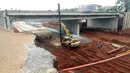 Pekerja menurunkan alat berat untuk menyelesaikan pembangunan proyek Tol Depok - Antasari (Desari) di TB Simatupang, Jakarta, Rabu (11/8). (Liputan6.com/JohanTallo)
