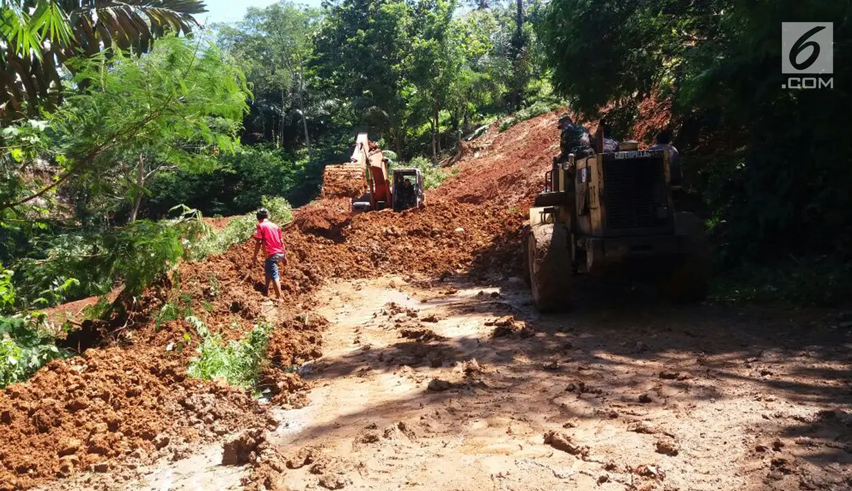 Petugas menggunakan alat berat untuk melakukan pengurukan material longsor di ruas Ciwidey-Cidaun, Kabupaten Cianjur, Jawa Barat (27/4). Tak ada korban jiwa maupun luka dalam bencana longsor tersebut. (Liputan6.com/Ahmad Sudarno)