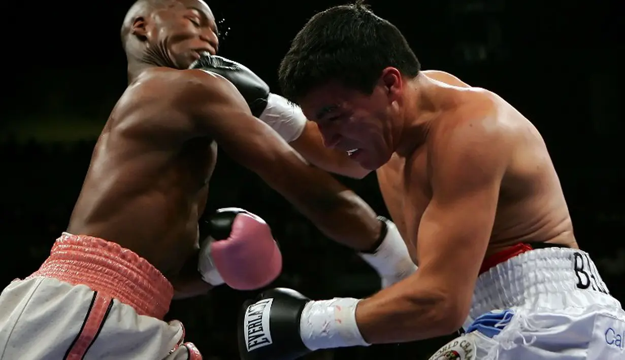 Floyd Mayweather Jr. merebut gelar juara dunia Kelas Welter WBC dari Carlos Baldomir. 4 November 2006. (AFP))