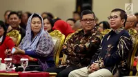 Sekertaris Jenderal Partai PDI Perjuangan Hasto Kristiyanto (tengah) bersama Ketua UKP-PIP Yudi Latif (kanan) dan Direktur Wahid Foundation Yenny Wahid menghadiri acara Simposium Nasional di Jakarta, Senin (14/8). (Liputan6.com/Johan Tallo)