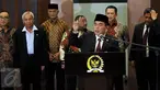 Ketua DPR, Ade Komaruddin bersama Pimpinan Fraksi DPR menggelar Konferensi Pers terkait Rapat Pimpinan di Gedung DPR Nusantara III, Kompleks Parlemen, Senayan, Jakarta, Senin (18/1/2016). (Liputan6.com/Johan Tallo)