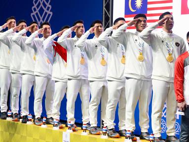 Tim Bulutangkis Putra Indonesia hormat kepada bendera merah putih pada saat berdiri di podium usai memastikan meraih medali emas di SEA Games Thailand 2025 di Gymnasium 4, Thammasat University Rangsit Campus, Pathum Thani, Rabu (10/12/2025). (Dok. PBSI)