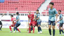 Kapten Persis Solo, Rian Miziar (kanan), ditempel ketat bek PSIS Semarang, Wahyu Prasetyo, saat berduel pada pertandingan Derby Jawa Tengah d Stadion Jatidiri, Semarang, Jumat (17/2/2023). (DOK Persis)