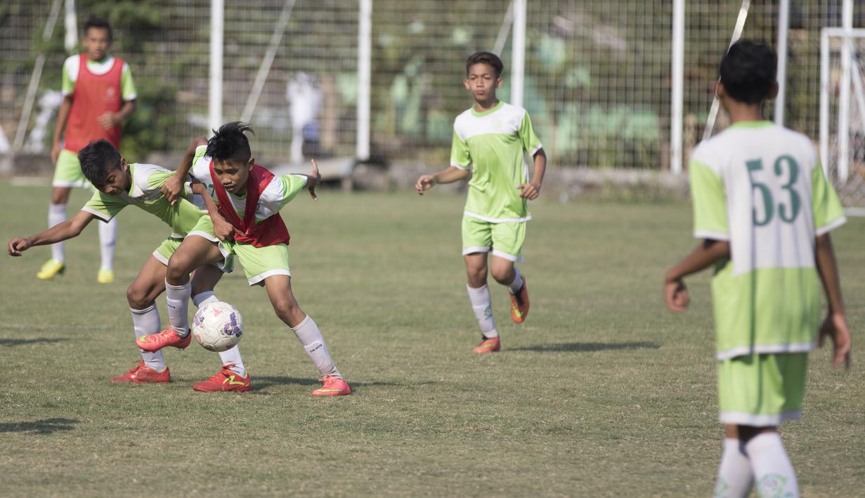Pesepak bola muda berebut bola saat berlatih bersama ASIFA di Malang, Jawa Timur. (Bola.com/Vitalis Yogi Trisna)