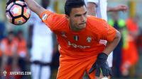 Aksi kiper Juventus keturunan Indonesia, Emil Audero, pada laga kontra Bologna, Minggu (28/5/2017) dini hari WIB. Audero melakoni debut dengan raihan kemenangan Juventus atas Bologna.  (juventus.com)