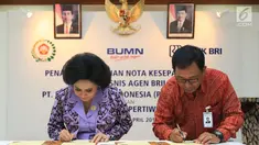Direktur Hub. Kelembagaan Bank BRI Sis Apik Wijayanto dan Ketum Dharma Pertiwi Nanny Hadi Tjahjanto menandatangani MoU Layanan Jasa Keuangan Perbankan melalui Agen BRILink di Jakarta, (15/4). BRI memberikan kesempatan kepada anggota Dharma Pertiwi menjadi agen BRILink. (Liputan6.com/HO/Roni)