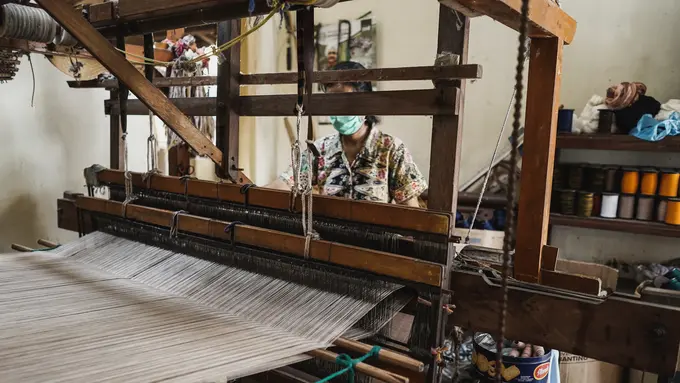 Pengrajin tenun/dok. Ikat Indonesia