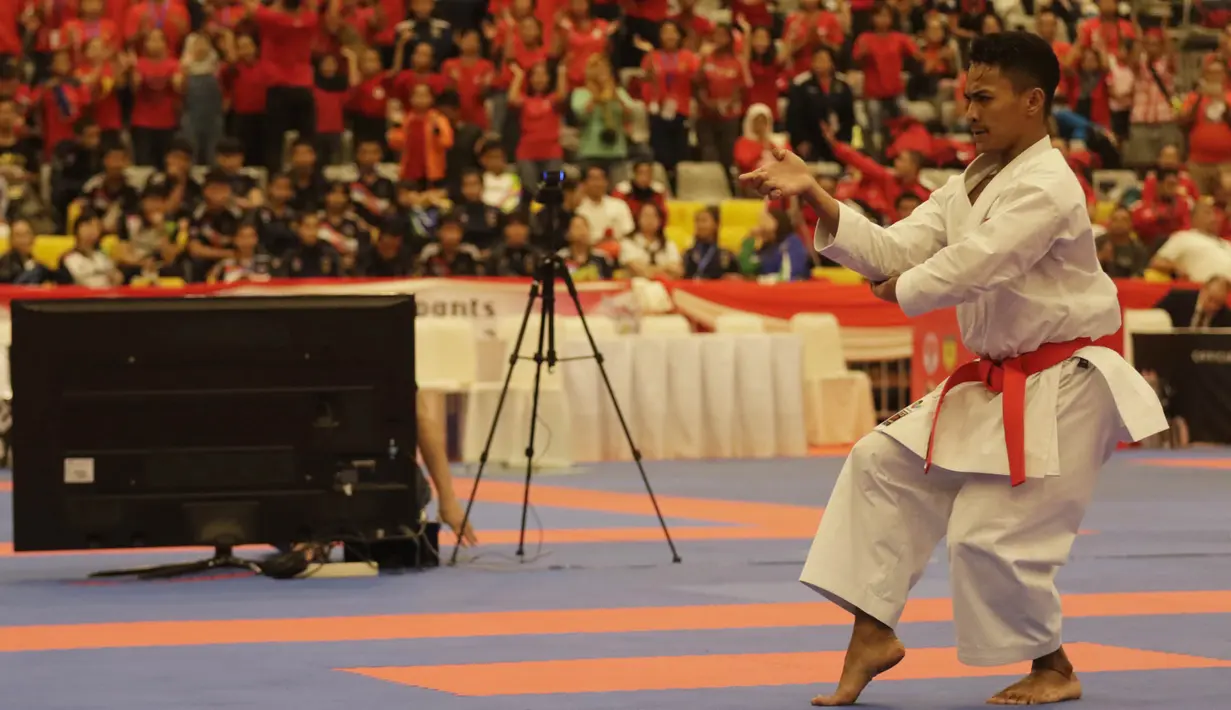 Penampilan Ahmad Zigi Zaresta saat final nomor Kata Junior pada Kejuaraan Dunia Karate Junior, Cadet dan U-21 di ICE, BSD, Tangerang, Kamis (12/11/2015). (Bola.com/Vitalis Yogi Trisna)