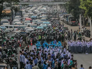 Kendaraan terjebak kemacetan di kawasan Kramat Raya, Jakarta Pusat, Senin (28/10/2019). Kemacetan tersebut disebabkan adanya upacara yang digelar di Museum Sumpah Pemuda. (Liputan6.com/Faizal Fanani)