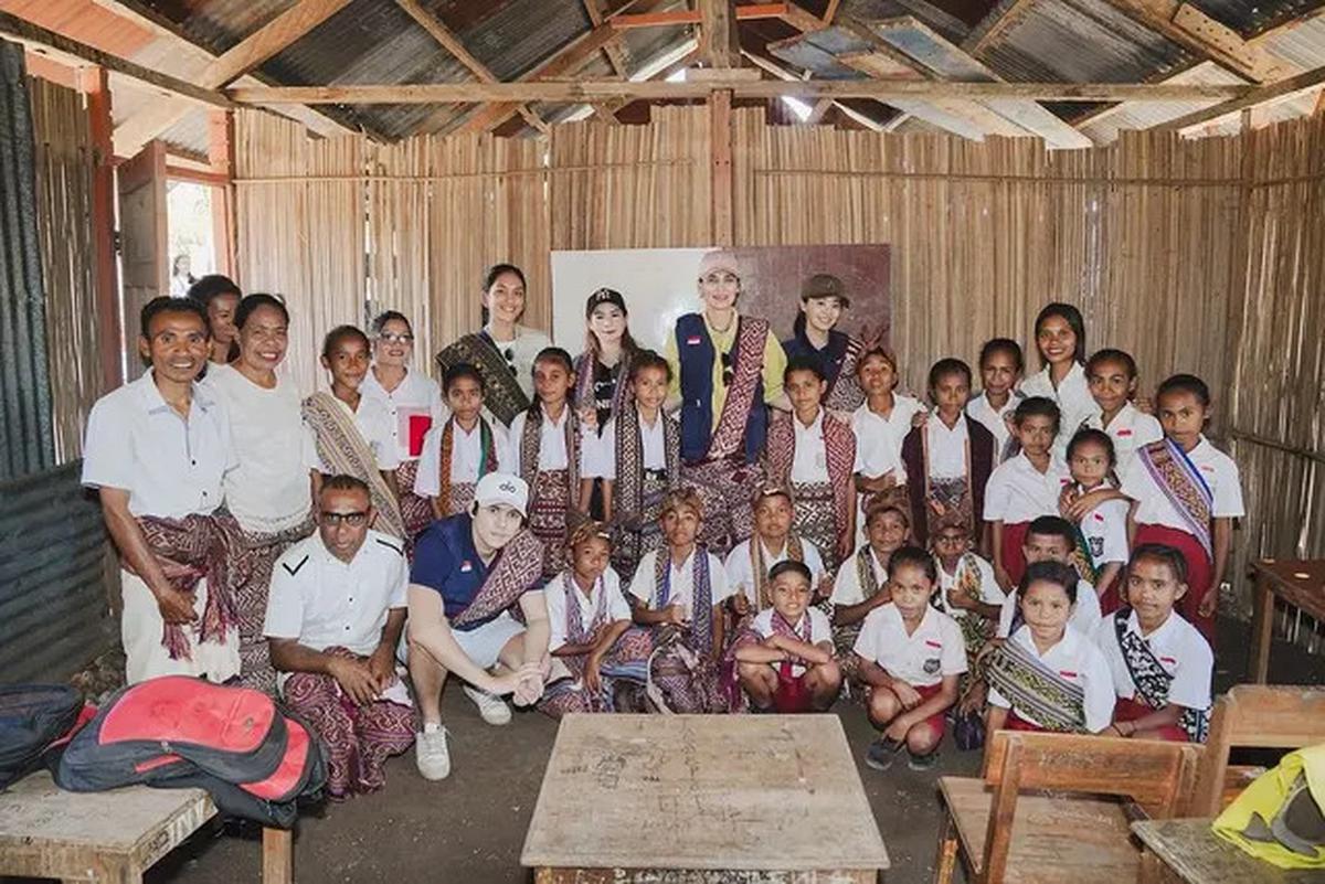 7 Potret Luna Maya dan Maxime Bouttier di Kupang, Beri Bantuan Gedung Sekolah