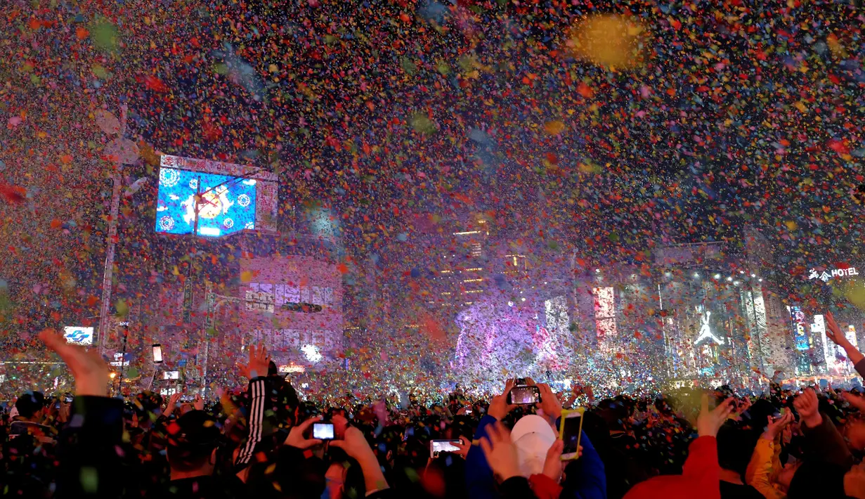 Ribuan pengunjung mengambil gambar saat Festival Lentera di Taipei (24/2). Festival Lentera atau Lantern Festival ini digelar pertama kali pada tahun 1990. (AFP/Sam Yeh)