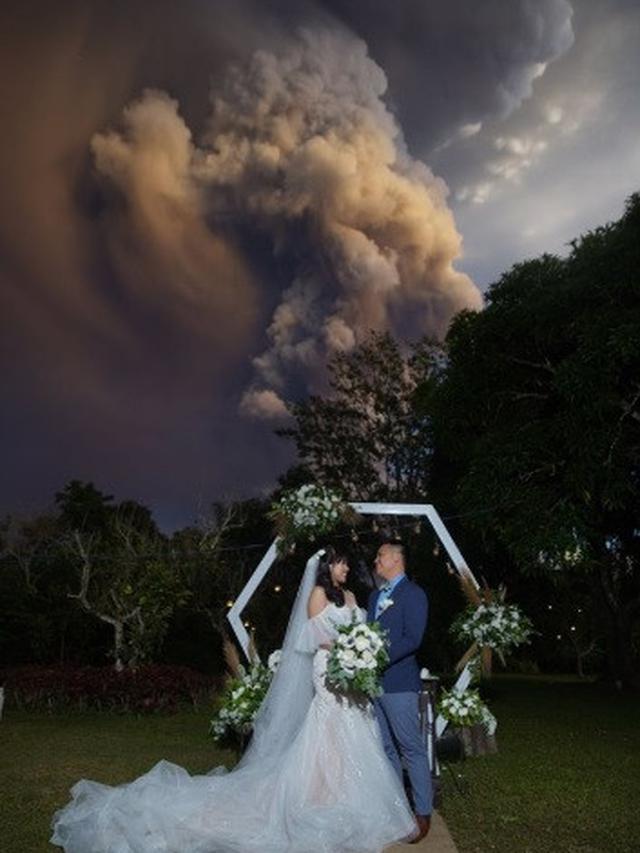 menikah di tengah erupsi gunung Taal
