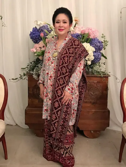 <p>Titiek Soeharto tampil elegan dibalut kebaya bercorak flora yang cantik. Nuansa warna kalem dipadu mengenakan kain Nusantara berwarna merah bata sebagai rok dan selendang. [Foto: Instagram/titieksoeharto]</p>