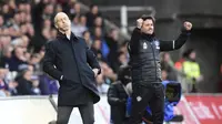 Ekspresi asisten pelatih Manchester United, Rui Faria (kanan) merayakan gol Ibrahimovic dan kekecewaan pelatih Swansea City, Bob Bradley ada laga Premier League di Liberty Stadium, (6/11/2016). (Reuters/Rebecca Naden) 