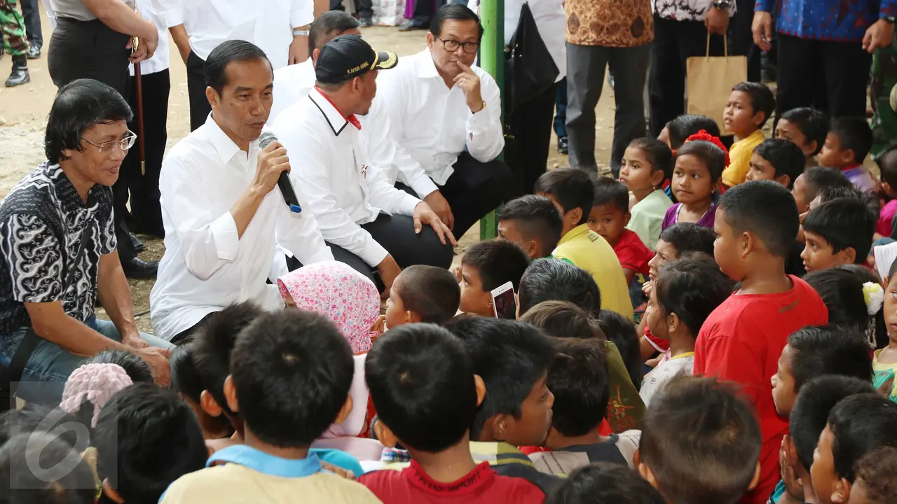 20161209-Kunjungi Pengungsi Gempa, Jokowi Bagi-Bagi Buku-Aceh