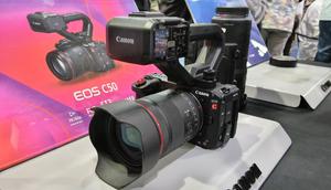 Canon EOS C50 sebagai kamera paling ringkas dan ringan dalam sejarah lini sinematik. (Liputan6/Arief Ferdian Maulana)