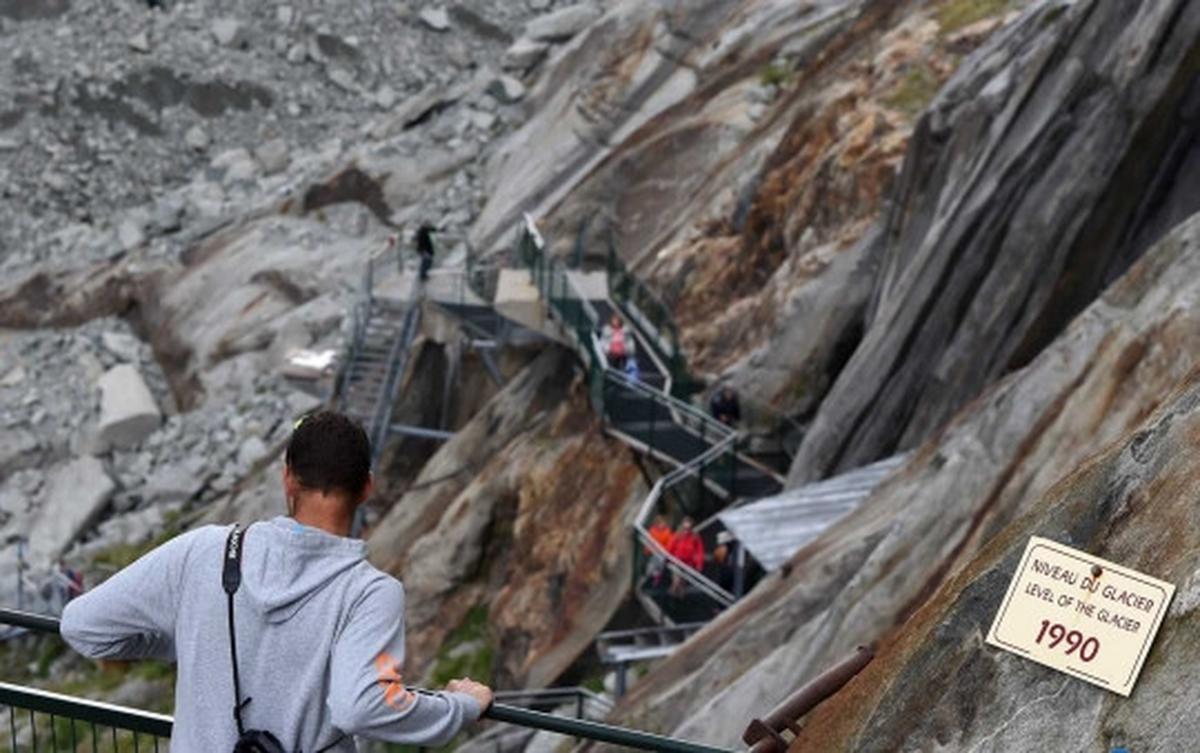 Menelusuri gua es La Grotte de glace di lereng Mont Blanc