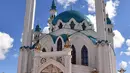 Wisatawan mengunjungi masjid Kul-Sharif di Kazan, Rusia, 9 Juni 2018. Awalnya, masjid ini dibangun pada abad ke-16 dan pernah hancur di tangan pasukan Rusia pada 1552. (AFP PHOTO/SAEED KHAN)