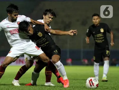 Pemain PSIS Semarang Pratama Arhan Alif Rifai (kanan) berusaha melepaskan diri dari hadangan pemain PSM Makassar Saldi dan Rasyid Assahid Bakri pada laga perempat final Piala Menpora 2021 di Stadion Kanjuruhan, Malang, Jumat (9/4/2021). PSIS vs PSM berakhir 2-4 via adu penalti (Bola.com/Arief Bagus)