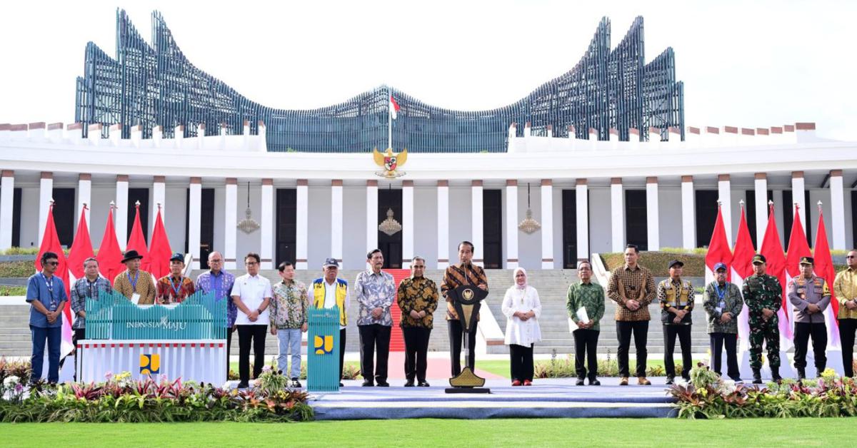 Presiden Joko Widodo didampingi Ibu Iriana Joko Widodo meresmikan Istana Negara