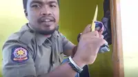 Video aksi kebal senjata tajam seorang personel Satpol PP Kota Gorontalo mendadak membuat heboh dunia maya. (Liputan6.com/ Arfandi Ibrahim)