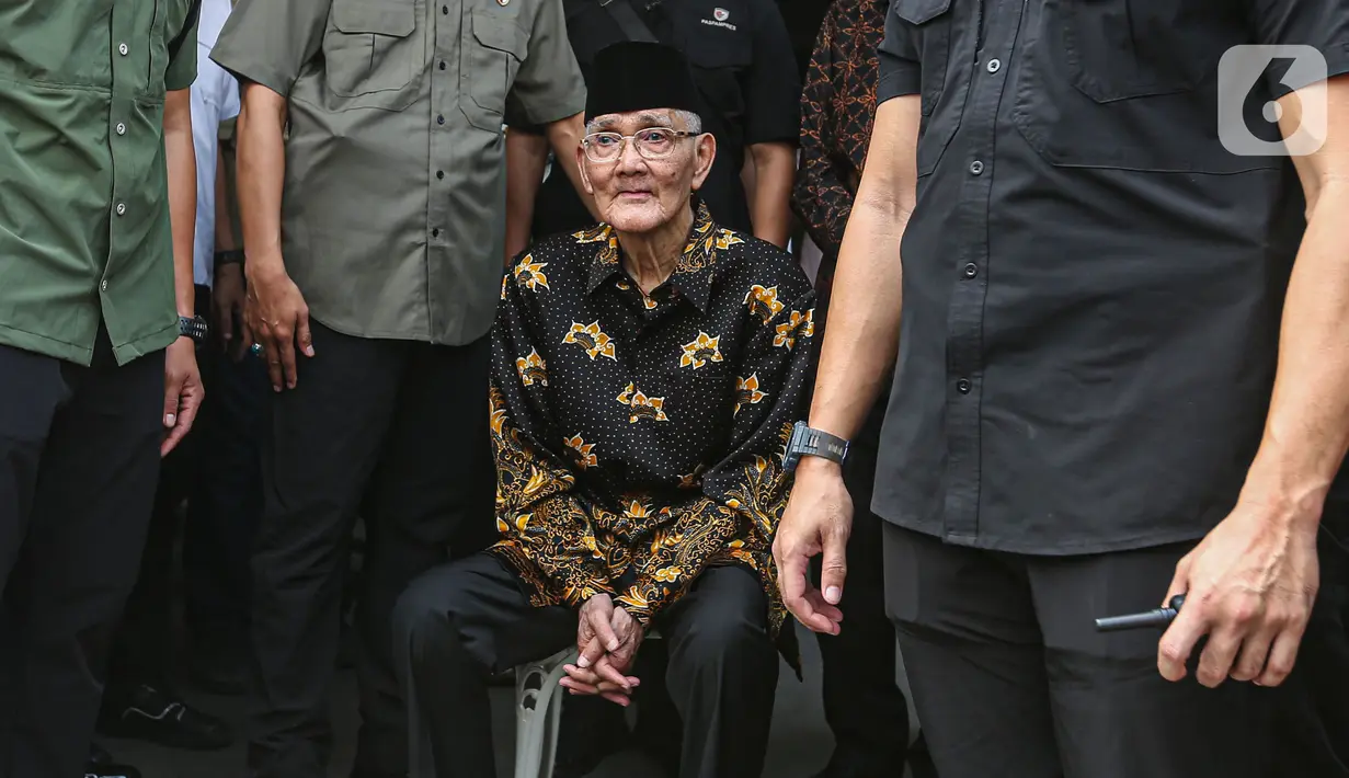 Wakil Presiden Republik Indonesia ke-6, Try Sutrisno. (Liputan6.com/Angga Yuniar)