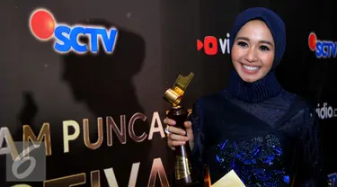 Laudya Cynthia Bella mendapat penghargaan sebagai Pemeran Utama Wanita Terpuji FFB 2015 dalam film berjudul Surga Yang Tak Dirindukan, Bandung, Sabtu (13/9/2015). (Liputan6.com/Faisal R Syam)