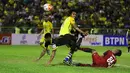 Pemain Sriwijaya FC, Hilton Moreira (kanan) dihadang kiper dan pemain Gresik United pada laga Torabika SC2016 di Stadion Tridarma Gresik, Minggu (12/6/2016).  (Bola.com/Nicklas Hanoatubun)