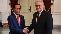 Presiden  Joko Widodo bersalaman dengan Perdana Menteri Australia Scott Morrison Istana Merdeka, Minggu (20/10/2019).  Jokowi akan kembali dilantik sebagai Presiden bersama Ma'ruf Amin yang terpilih menjadi Wakil Presiden RI periode 2019-2024, Minggu (20/10/2019). (AFP Photo/Bay Ismoyo)